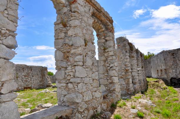 istock Stone wall arches ruined and abandoned 1253910494