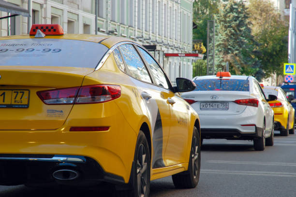 atasco de tráfico de la ciudad de moscú, muchos taxis amarillos en una fila, vista trasera - slow jam fotografías e imágenes de stock