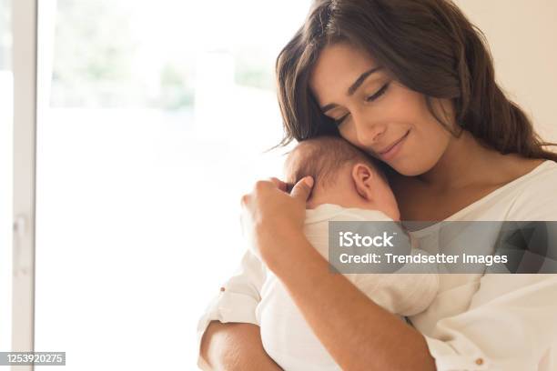 Mujer Con Bebé Recién Nacido Foto de stock y más banco de imágenes de Madre - Madre, Bebé, Recién nacido - 0-1 mes