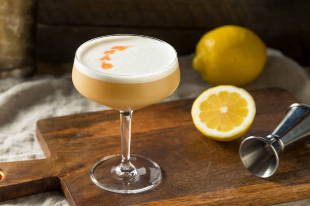 cóctel casero boozy pisco sour - ciudad bolivar fotografías e imágenes de stock