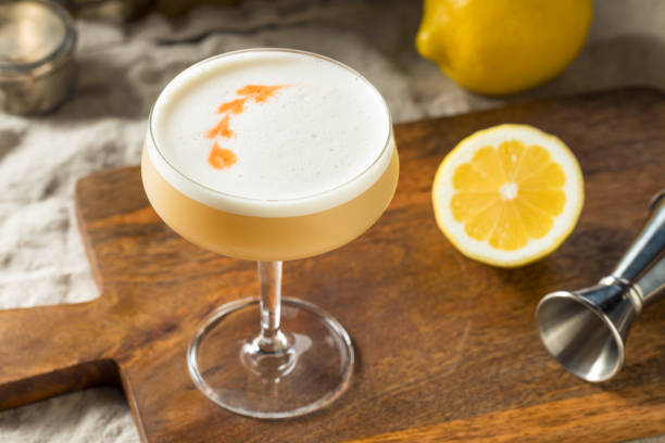 cóctel casero boozy pisco sour - ciudad bolivar fotografías e imágenes de stock