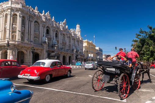 It hosts the National Ballet of Cuba and presentations of the International Ballet Festivals of La Habana and Lyrical singing. Old and colorful cars.