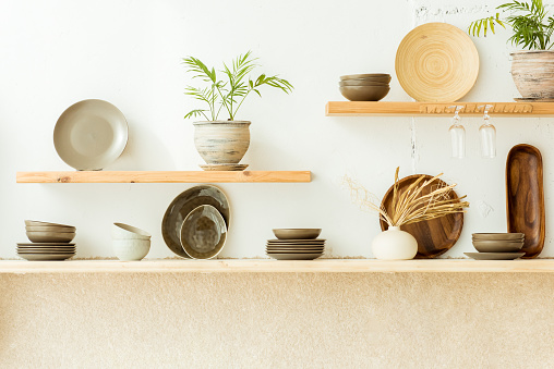 Elegante cocina de espacio abierto con accesorios, plantas y platos. Interior de diseño de acogedora cocina photo