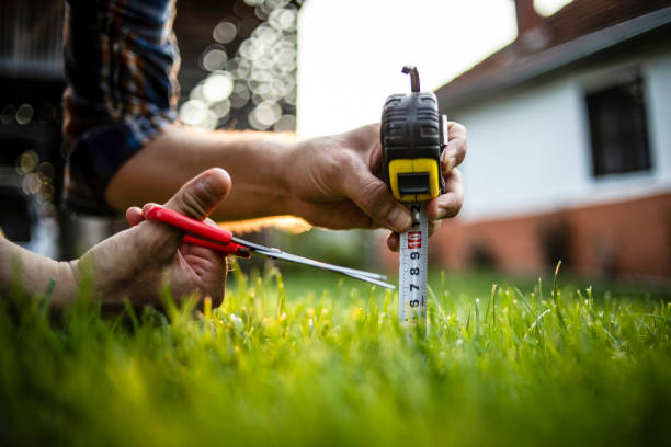 der gärtner schneidet das gras präzise - er mäht das gras, das den hof ordnet - ein perfektionist - lawn mowing gardening obsessive stock-fotos und bilder