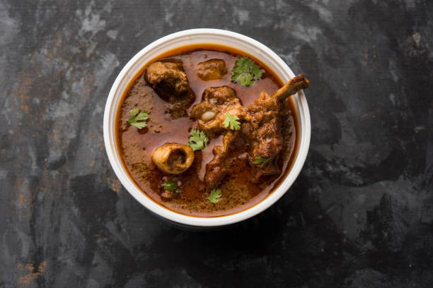 mutton masala curry im kunststoffbehälter für die hauszustellung - lamm stock-fotos und bilder
