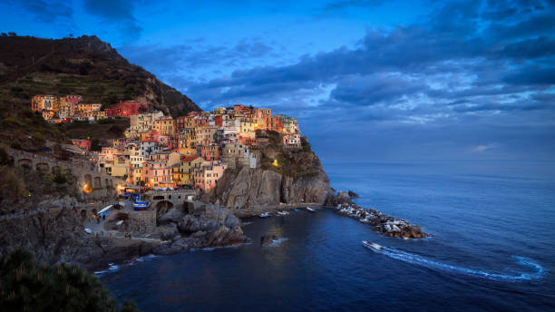 vista panorâmica de manarola ao anoitecer, cinque terre, itália - moody sky water sport passenger craft scenics - fotografias e filmes do acervo