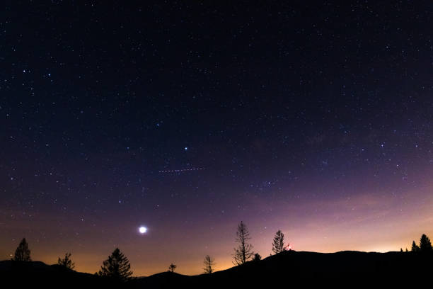 pôr do sol com estrelas no céu e uma gradual vista via láctea da república tcheca de lysa hora. - lovcen - fotografias e filmes do acervo