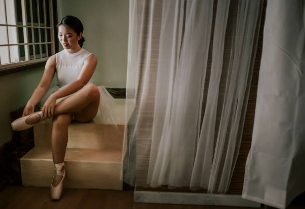 una adolescente china asiática preparándose en su práctica de baile de ballet en el estudio en casa - estudio de ballet fotografías e imágenes de stock