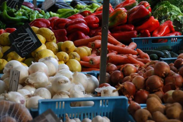 istock weekly market with fruits 1253962334