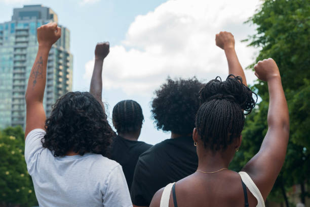 grupo de afroamericanos protestan - antirracismo fotografías e imágenes de stock