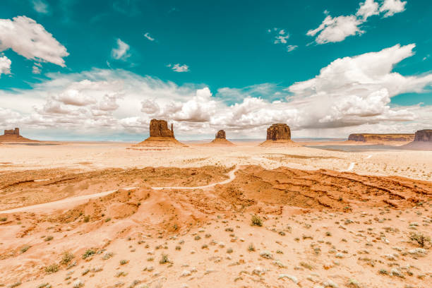 monument valley wüste im südwesten der usa - monument valley usa panoramic stock-fotos und bilder