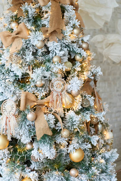 frohes neues jahr und weihnachtskonzept - nahaufnahme von schönen weihnachtsbaum dekorationen - christmas tree bead humor stock-fotos und bilder