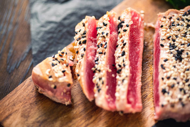 bistecca di tonno alla griglia con ingredienti pronti da mangiare - vitamin d salmon prepared fish cooked foto e immagini stock