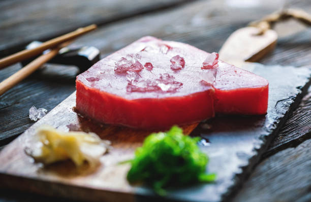 filete de atún crudo con ingredientes en una tabla de cortar - vitamin d salmon fillet raw fotografías e imágenes de stock