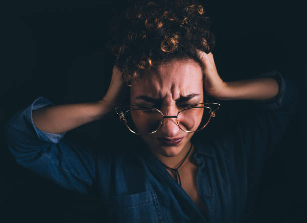 mujer con dolor de cabeza - frustration terrified worried glasses fotografías e imágenes de stock