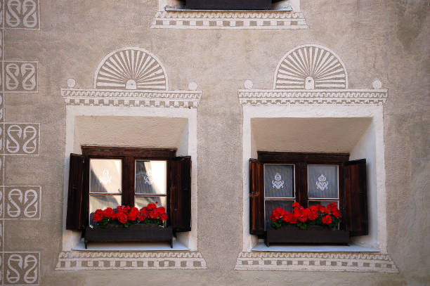 antiguas ventanas de madera con decoraciones - guarda pueblo engadina suiza - engadine rustic window frame window sill fotografías e imágenes de stock