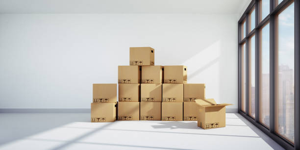 boîtes déballées dans un nouvel appartement - apartment contemporary action packing photos et images de collection