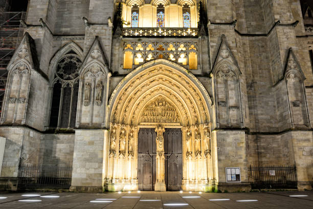 door of arrows of bordeaux cathedral - church gothic style cathedral dark imagens e fotografias de stock