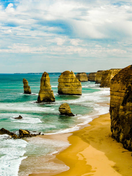 blick auf die zwölf apostel in victoria, australien - the twelve apostles stock-fotos und bilder