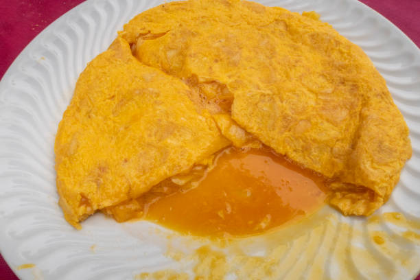 frittata spagnola in stile betanzos in galizia spagna - tortilla spagnola foto e immagini stock