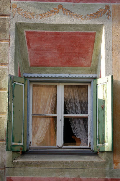 antigua ventana de madera con decoraciones - guarda pueblo engadina suiza - engadine rustic window frame window sill fotografías e imágenes de stock