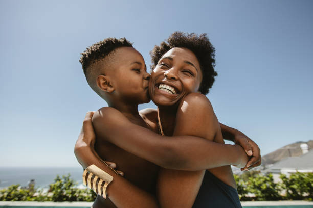 amour de mère et de fils - child beauty mother little boys photos et images de collection