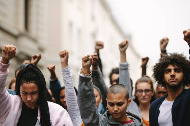 les gens protestent sur la route - civil rights photos et images de collection