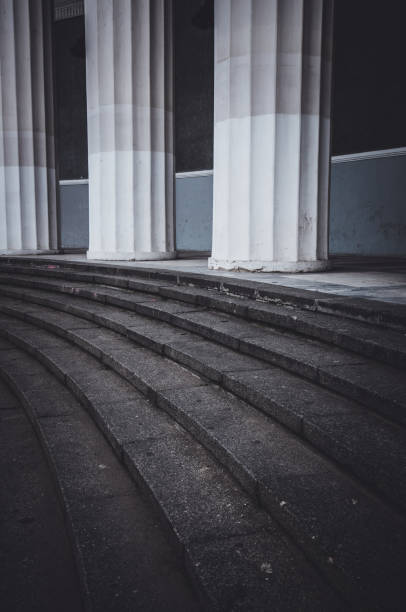 pillars and steps to a building - column base strength courthouse imagens e fotografias de stock