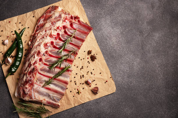 costillas - carne de ternera integral de carne de res de carne cruda - veal rack fotografías e imágenes de stock