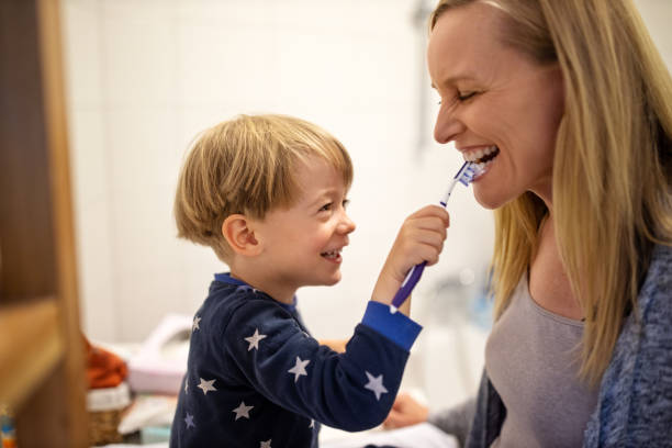 自宅で一緒に歯を磨く母と息子 - child brushing human teeth brushing teeth ストックフォトと画像