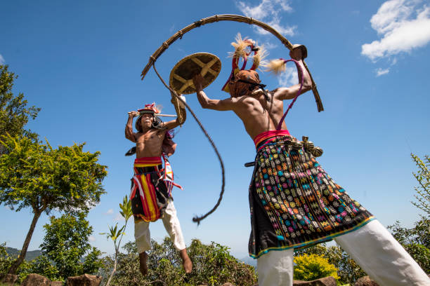 uomini manggarai che eseguono una danza caci tradizionale in un villaggio melo - flores man foto e immagini stock