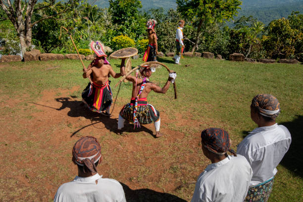 spettacolo di danza caci nel villaggio di melo, indonesia - flores man foto e immagini stock