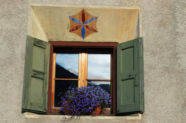 장식이 있는 고대 ��나무 창 - 과르다 마을 엥가딘 스위스 - switzerland tourism wall window 뉴스 사진 이미지