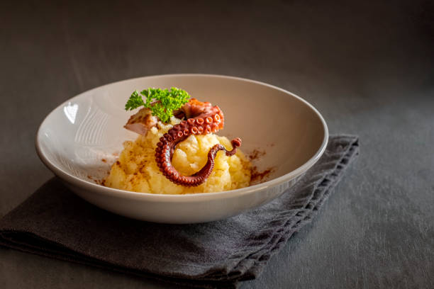 Cтоковое фото Фотография осьминога с отварным картофелем ака "Pulpo feira", типичное испанское блюдо