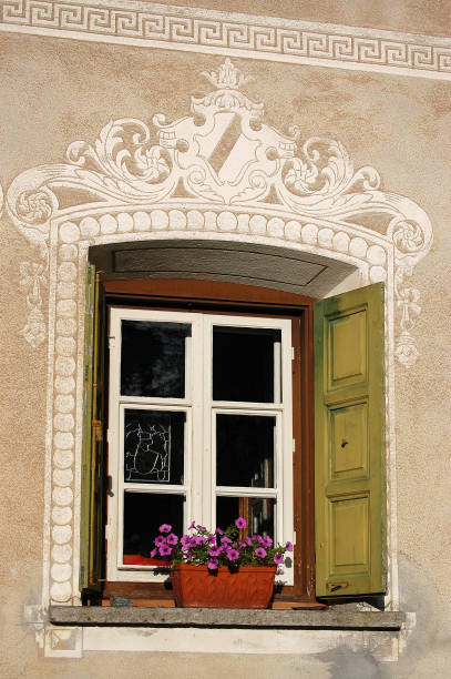 antigua ventana de madera con decoraciones - guarda pueblo engadina suiza - engadine rustic window frame window sill fotografías e imágenes de stock