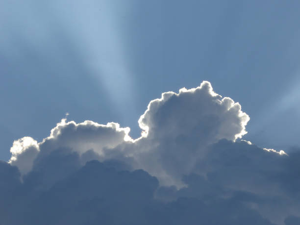 구름 뒤에 태양 광선과 태양 - cirrus cloud cloudscape stratus 뉴스 사진 이미지