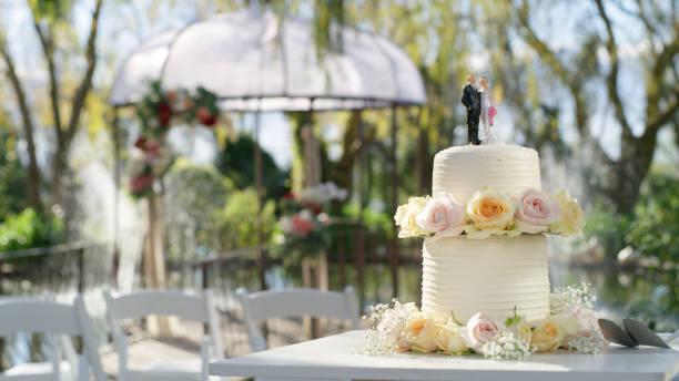 la escena está configurada para decir "sí quiero" - wedding cake newlywed wedding cake fotografías e imágenes de stock