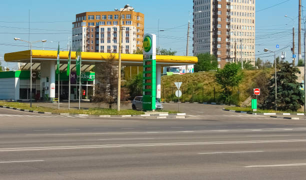 キエフ、ウクライナの晴れた日にウォグガソリンスタンド - kyiv editorial land vehicle engine ストックフォトと画像