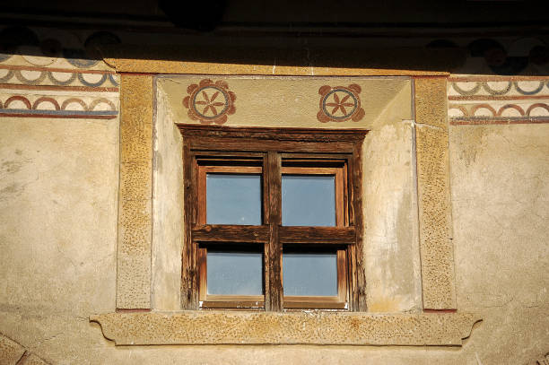 antigua ventana de madera con decoraciones - guarda pueblo engadina suiza - engadine rustic window frame window sill fotografías e imágenes de stock