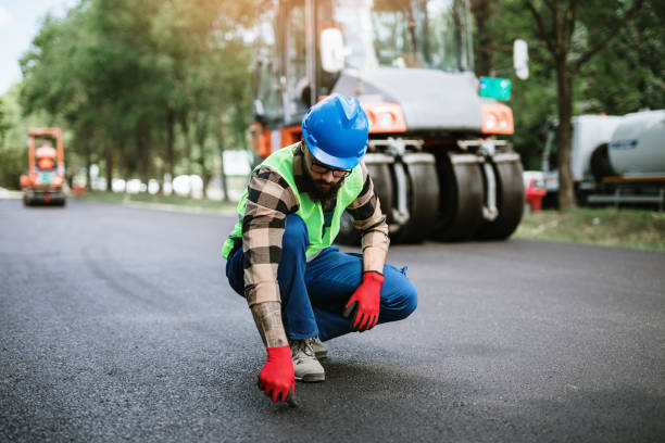 straßenbauarbeiter im einsatz - road construction stock-fotos und bilder