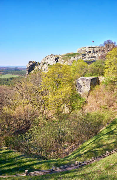 vista de las ruinas del castillo de regenstein en blankenburg - regenstein fotografías e imágenes de stock