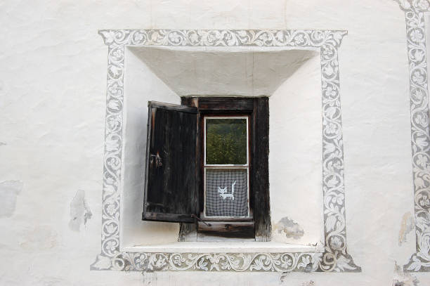 antigua ventana de madera con decoraciones - guarda pueblo engadina suiza - engadine rustic window frame window sill fotografías e imágenes de stock