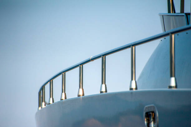 dettaglio della vista laterale dello yacht di lusso - albero di bompresso foto e immagini stock