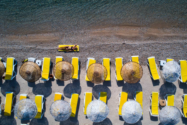 mujer tomando el sol en la playa.  marmaris - turquía - parasol pine fotografías e imágenes de stock