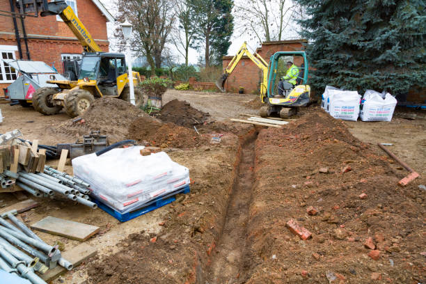 creuser une tranchée pour les drains, chantier au royaume-uni - building exterior built structure uk construction photos et images de collection