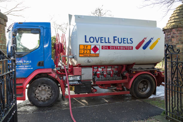 camion pétrolier livrant le mazout domestique, royaume-uni - oil distribution photos et images de collection