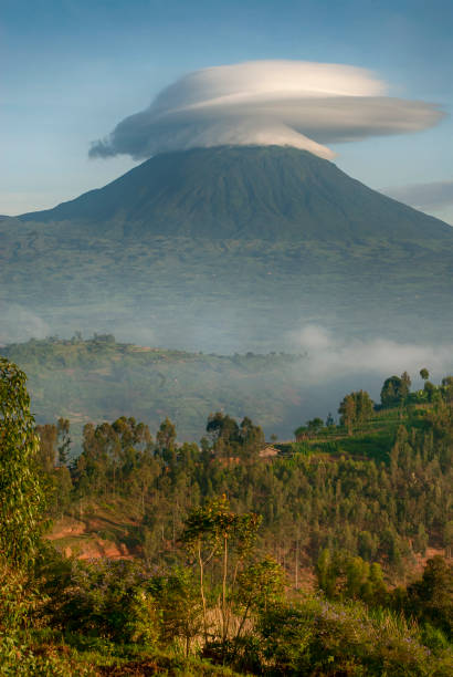 krajobraz gór virunga w rwandzie - virunga national park zdjęcia i obrazy z banku zdjęć