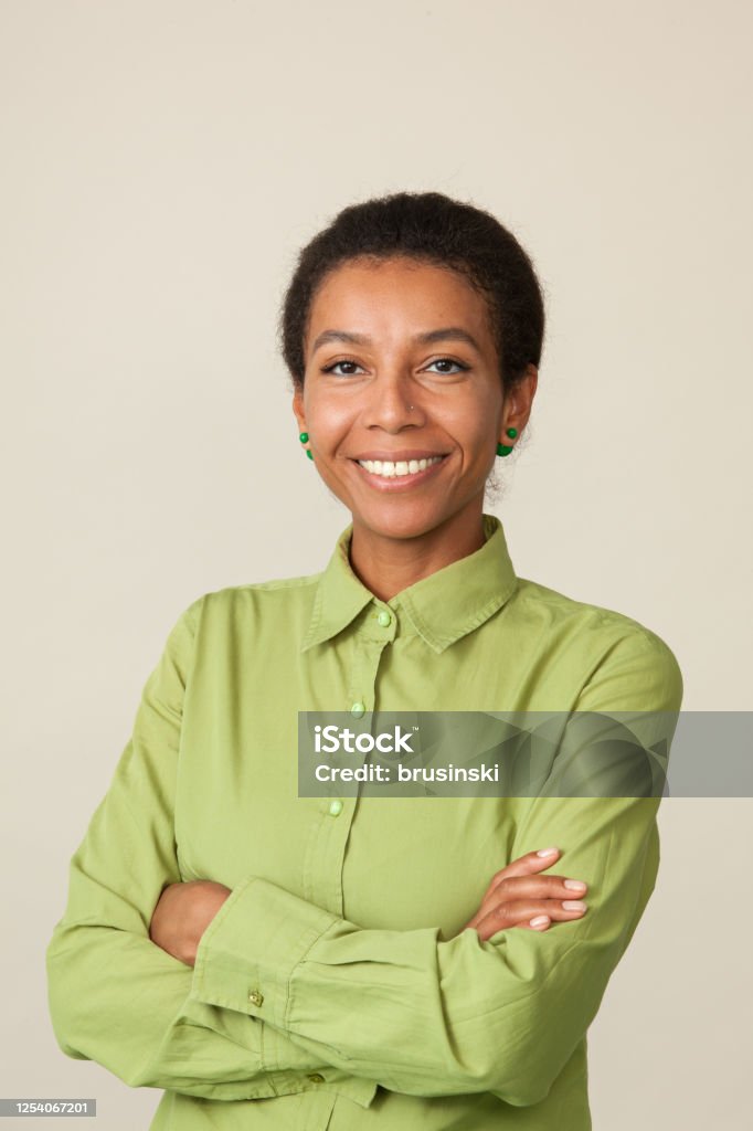 Retrato De Estudio De Una Mujer Afroamericana De 33 Años De Edad Foto de  stock y más banco de imágenes de Mujeres - iStock