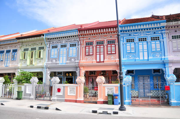 arquitectura tradicional peranakan en singapur - row house architecture tourism window fotografías e imágenes de stock
