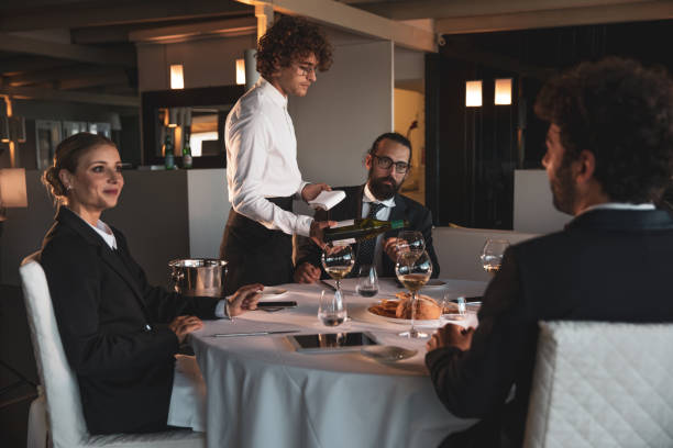 geschäftsleute essen in einem luxusrestaurant - restaurant chef gourmet dining stock-fotos und bilder